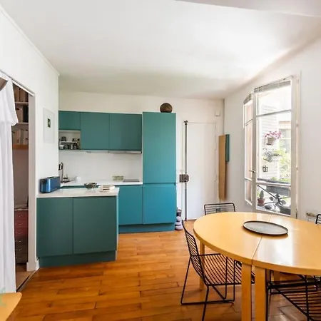 For 2p In Montmartre District *