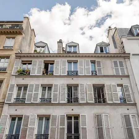 For 2p In Montmartre District Paris